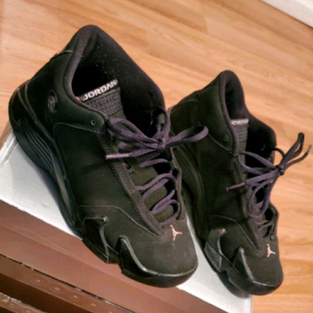 Air Jordan's 14 Black/Pink Size 5.5Y in the box

C